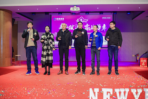 表演和抽奖结束,敬酒!之后是晚宴时间。